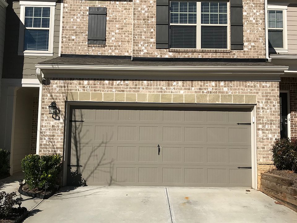 Home Front- 2 car garrage