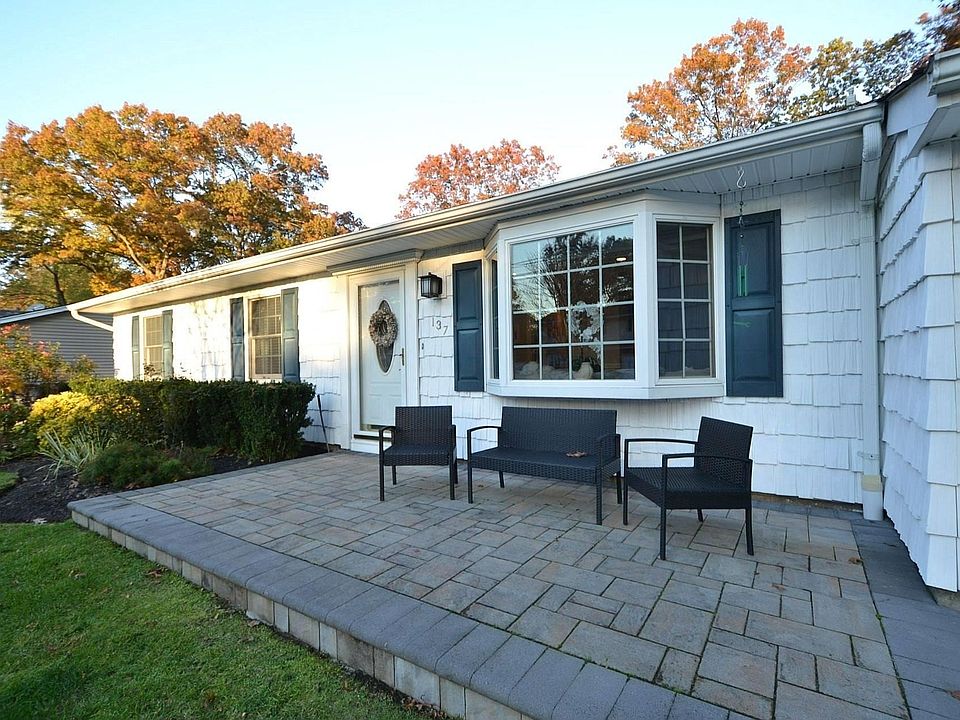 137 Avenue C, Holbrook, NY 11741 Zillow