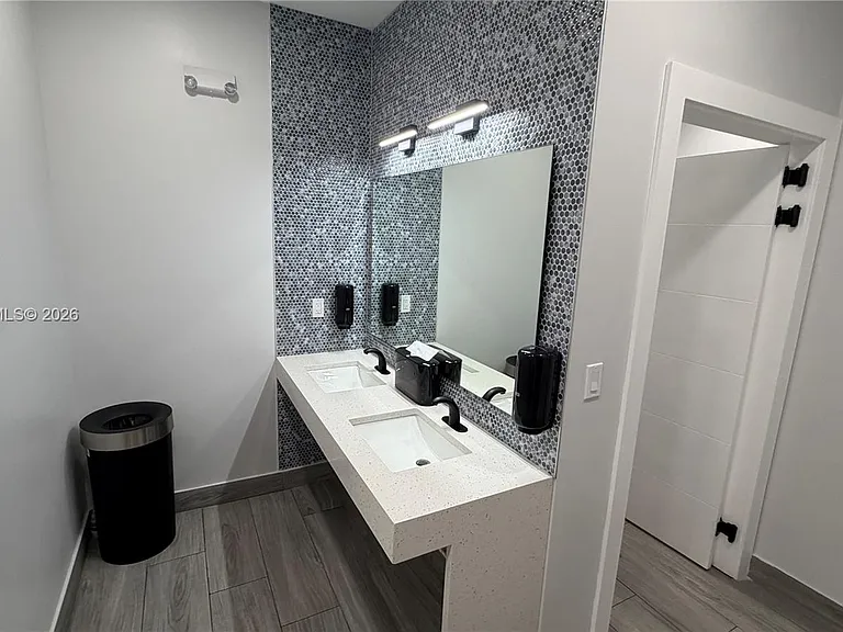 17021 N Bay Rd #914 — Photo 17