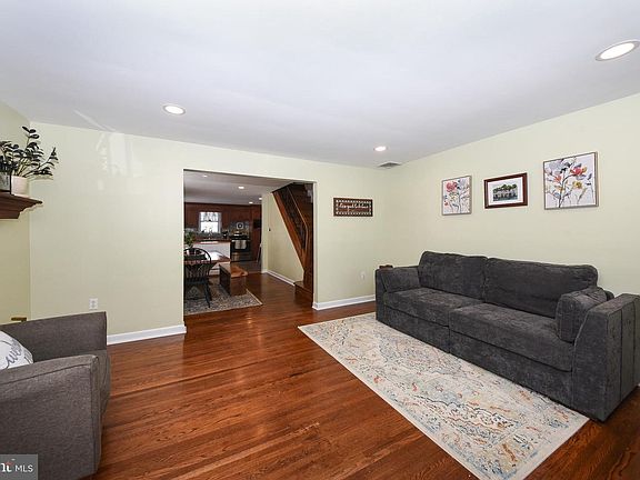 4th image of 128 E 8th Ave