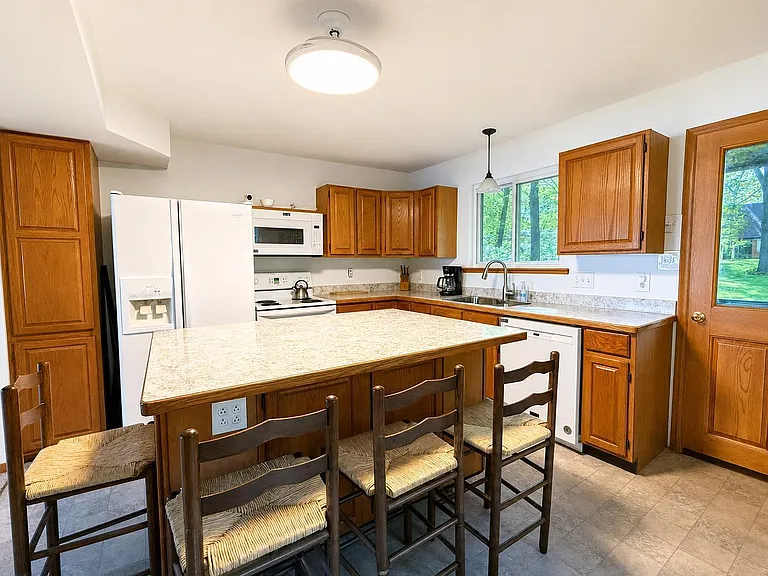 8649 Hidden Lake Dr — Photo 10