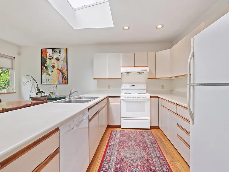 3079 Crown St — Photo 9