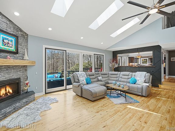 5th image of 2739 Riverside Dr