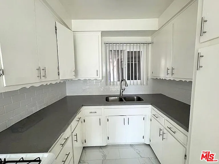 228 S Mariposa Ave #2 — Photo 18
