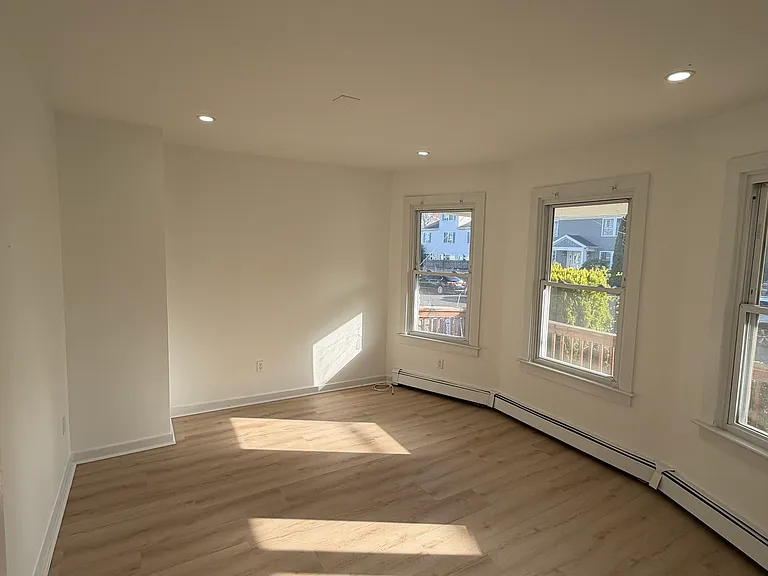 142 Cowles St — Photo 6