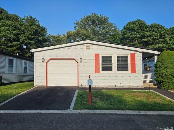 124 Village Circle W #124, Manorville, NY 11949