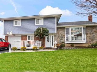 83 Debora Dr, Plainview, NY 11803