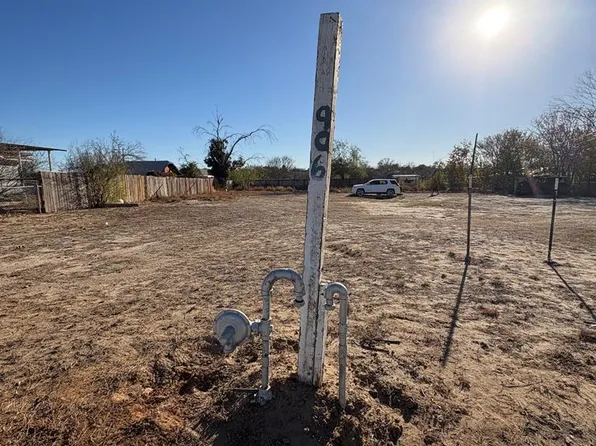 906 W Pena St, Carrizo Springs, TX 78834