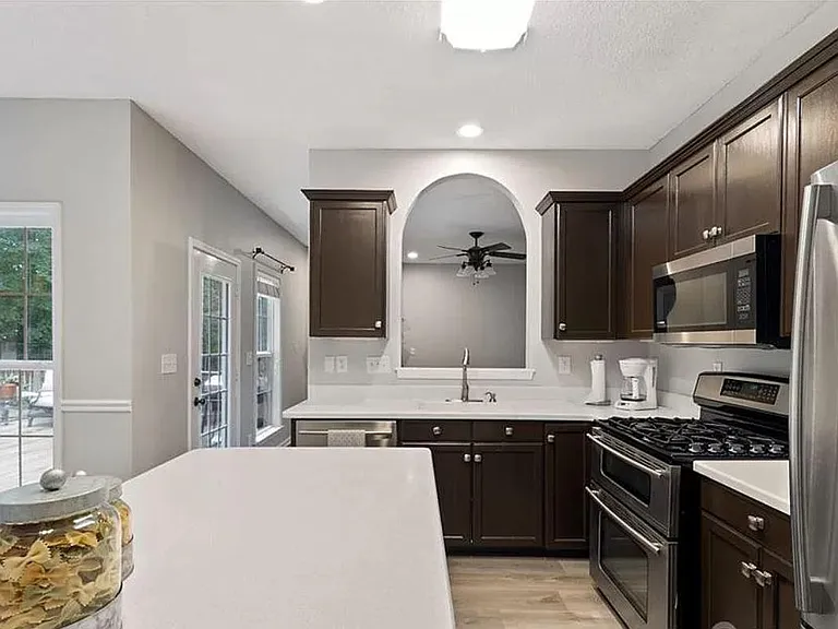 2804 Colmar Ln — Photo 7
