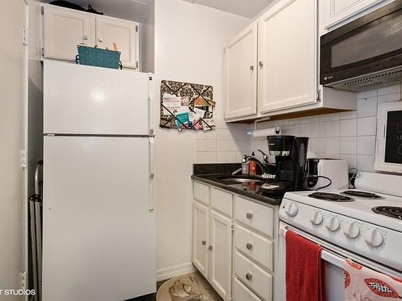 2nd image of 331 W Oakdale Ave