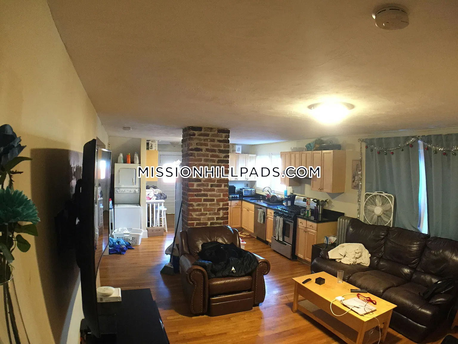 5 bed, 2.5 bath, 9999 sqft, $8,250 — Photo 2