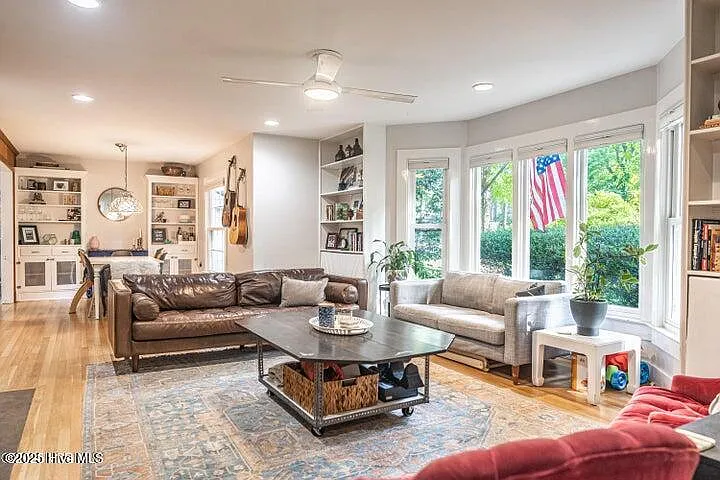 420 E Indiana Ave — Photo 4
