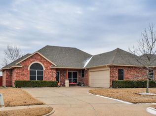104 Winters Edge Dr, Red Oak, TX 75154