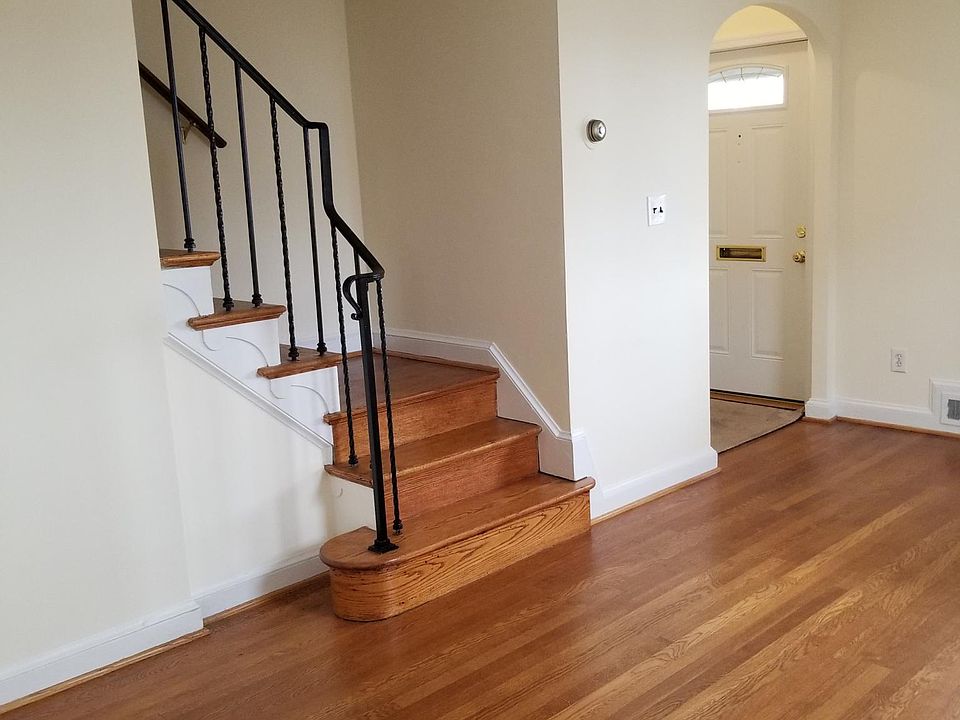 Front entryway into Livingroom