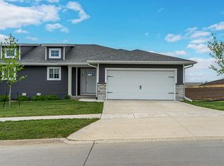1439 Applewood Dr, Fairfax, IA 52228
