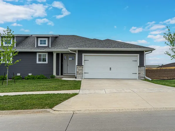 1439 Applewood Dr, Fairfax, IA 52228