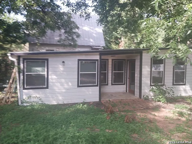 3 bed, 2.0 bath, 2711 sqft, $1,950 — Photo 3
