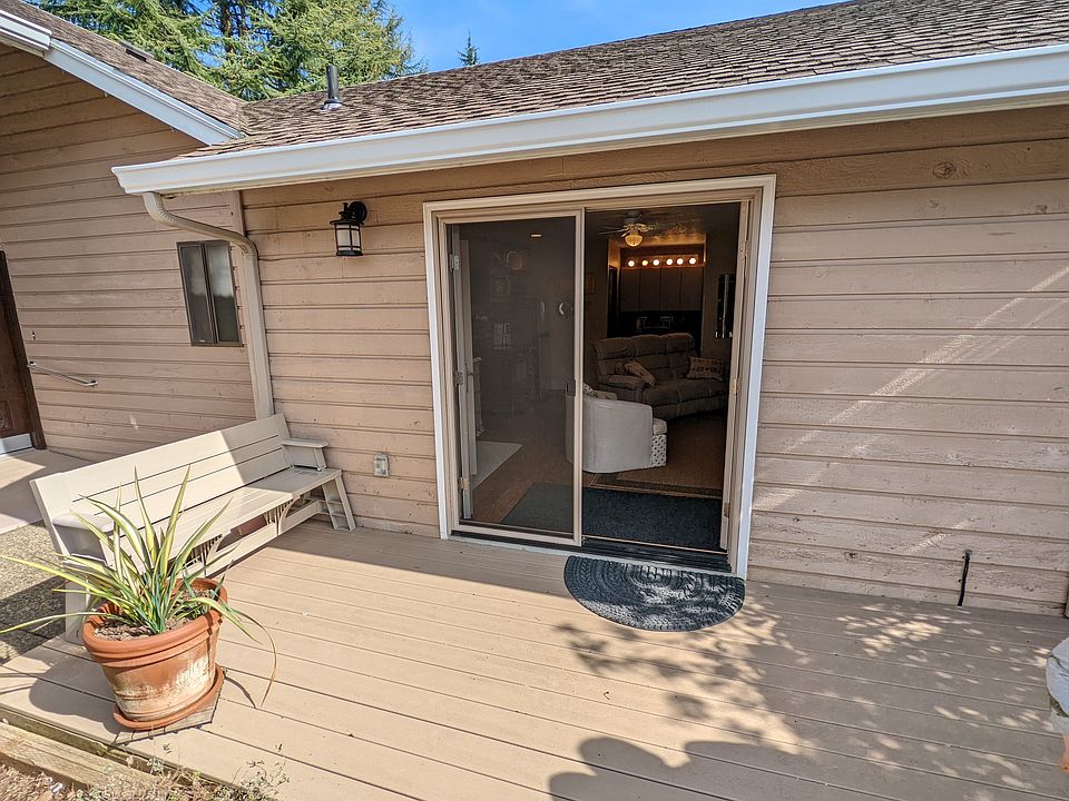 Private entrance with convertible bench to table