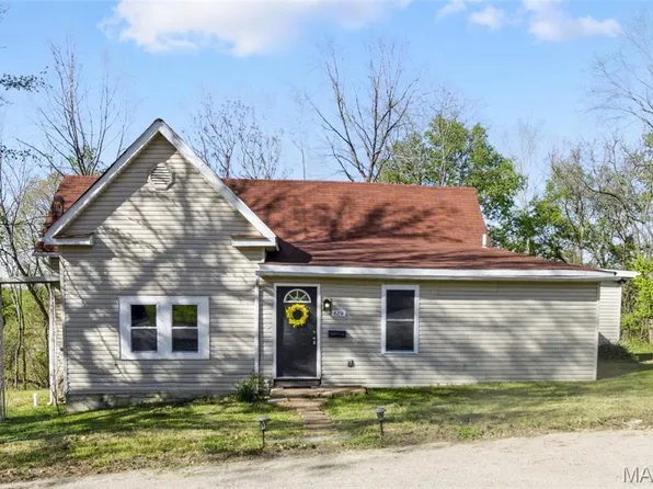 619 E 3rd St, De Soto, MO 63020