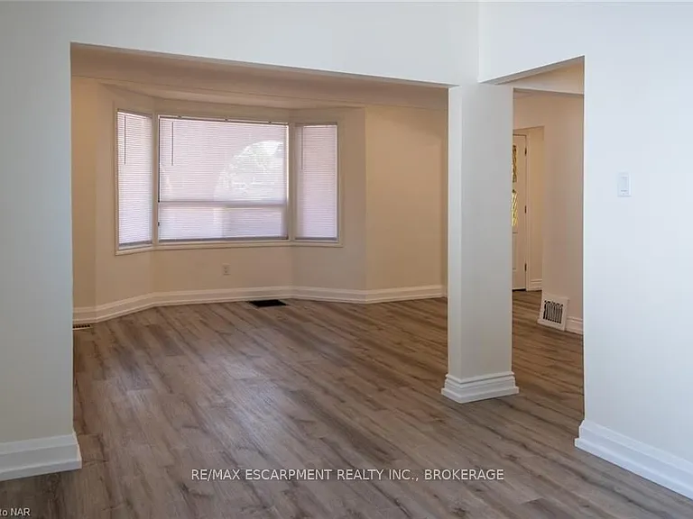 359 Queensdale Ave E #UPPER — Photo 6