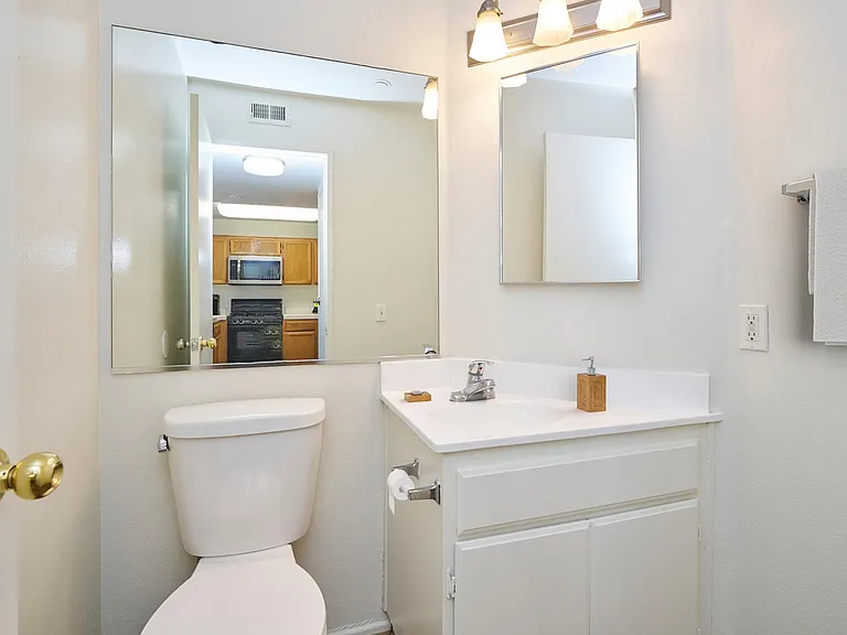 River Ranch Townhomes & Apartments — Photo 32