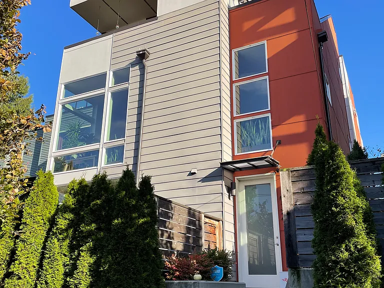 932 15th Ave — Photo 1