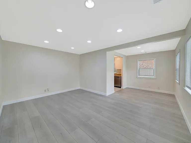 10951 Whitegate Ave — Photo 9