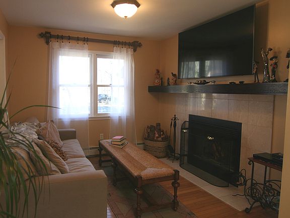 2675 Linder Ave -Family Room