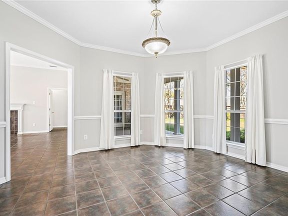 4th image of 906 W Edgefield Dr