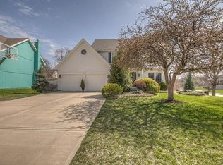 625 S Bittersweet Ln, Lansing, KS 66043