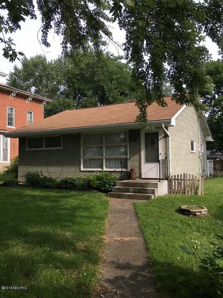 405 E Chicago Rd photo 1
