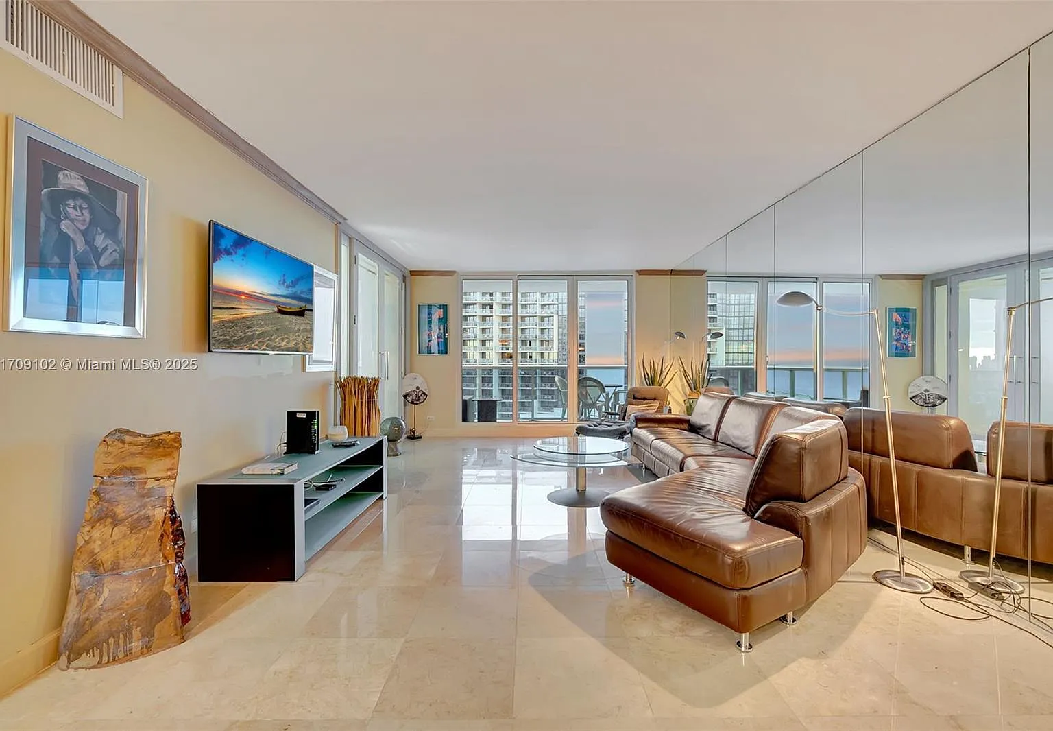 Roney Palace Condo — Photo 4
