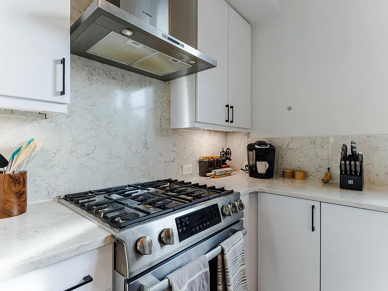 120 Peachtree Memorial Dr NW #4 — Photo 15