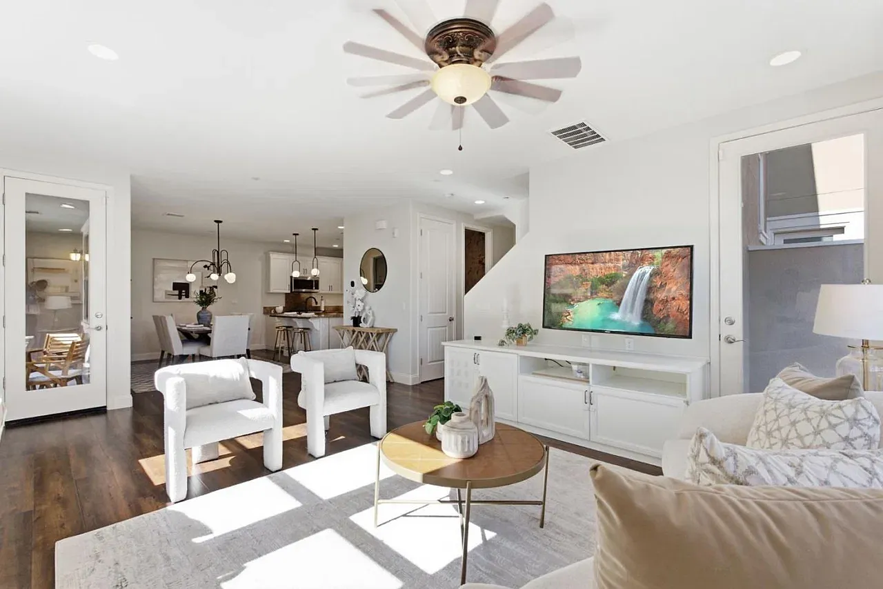 3 bed, 2.5 bath, 1633 sqft, $4,799 — Photo 3