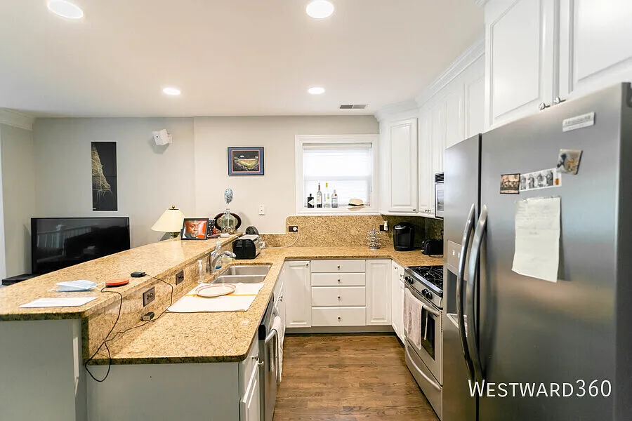 3231 N Clifton / 3 bed - 3 bath / Lakeview / Available 9/1 — Photo 2