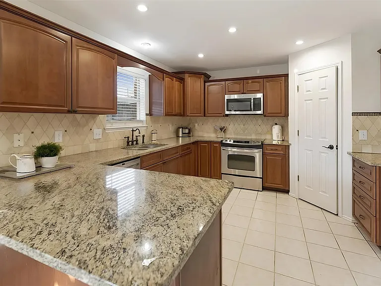 813 Silverbrook Dr — Photo 6
