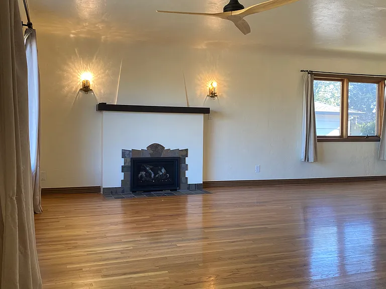 2055 Gold St — Photo 4