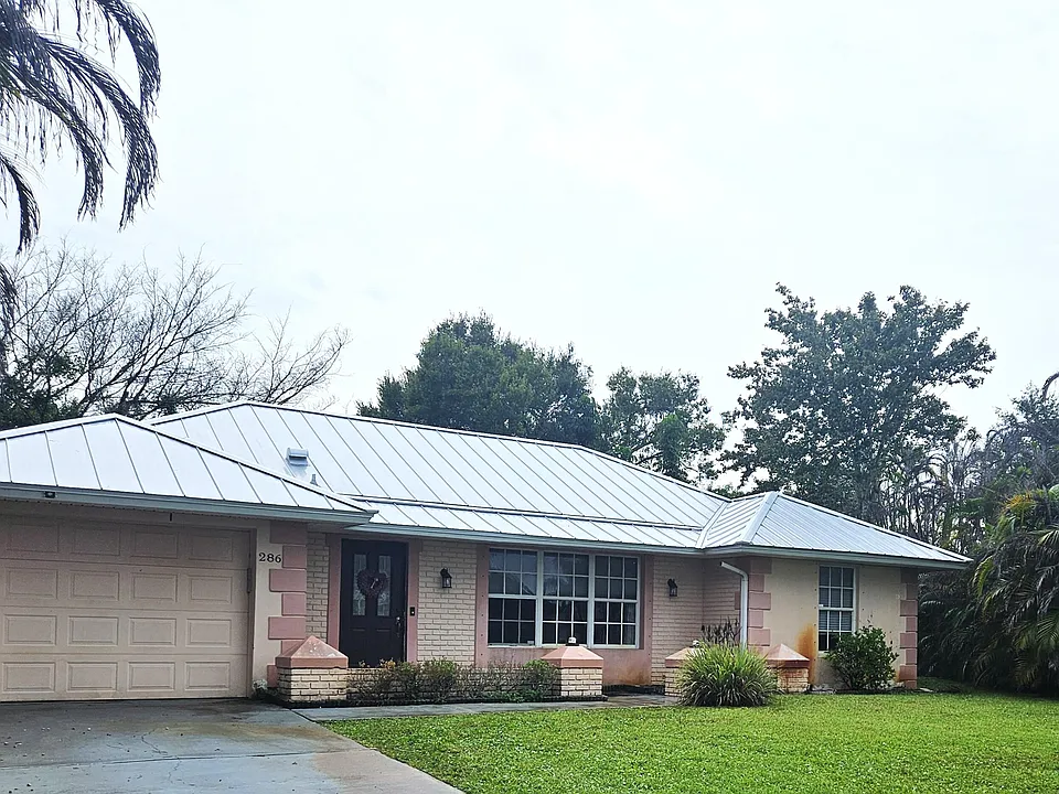 286 NE Brunson Ct