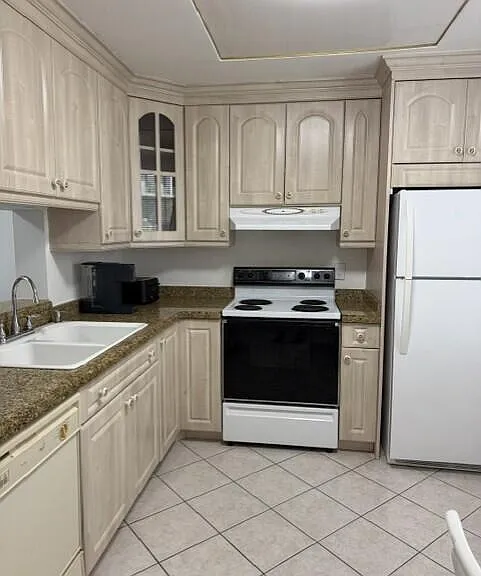 315 SE 11th Ter #203 — Photo 6
