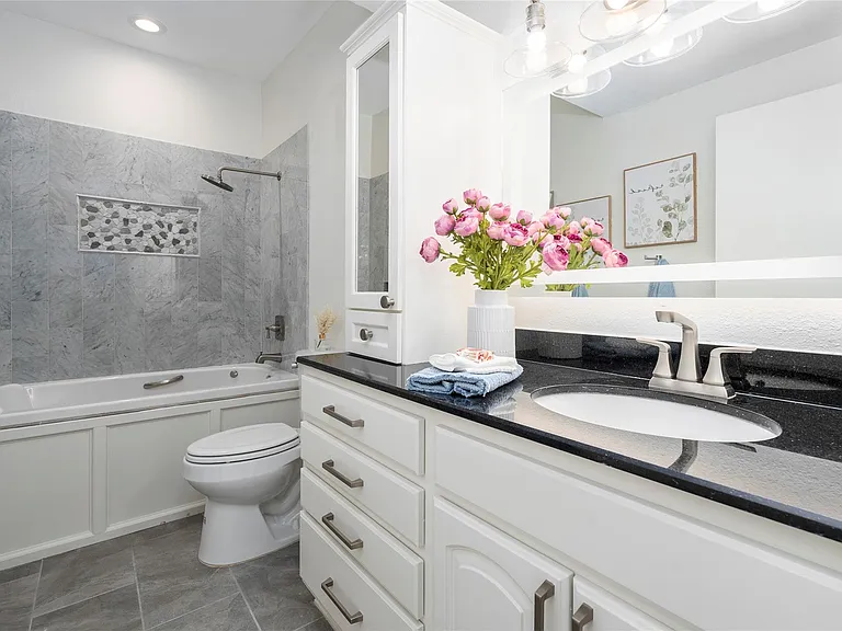 401 Lakeside Ln #213 — Photo 3