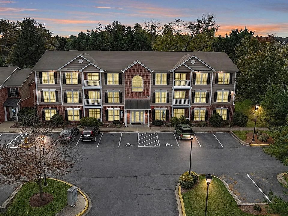 3 floor building that has 12 apartments, 4 on each floor