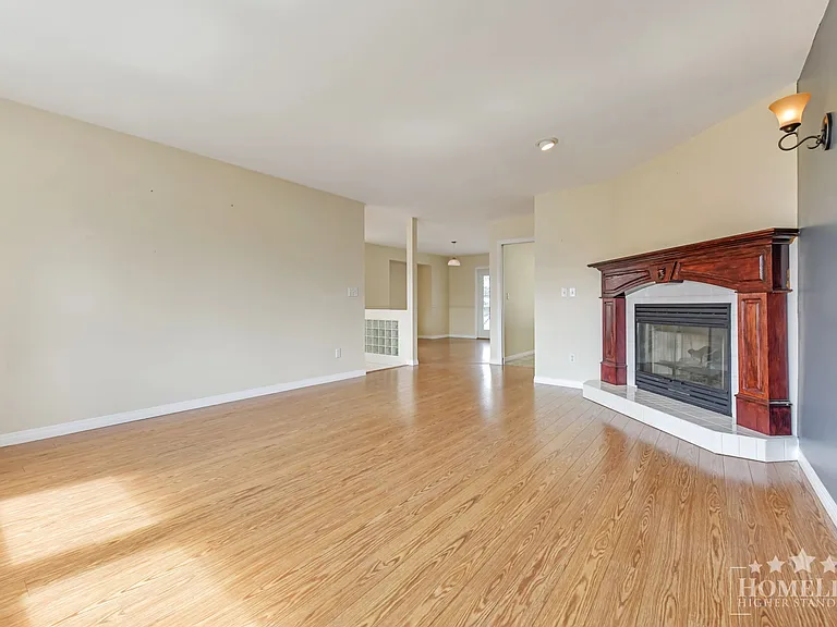 6375 187a St #UPPER HOUSE — Photo 7