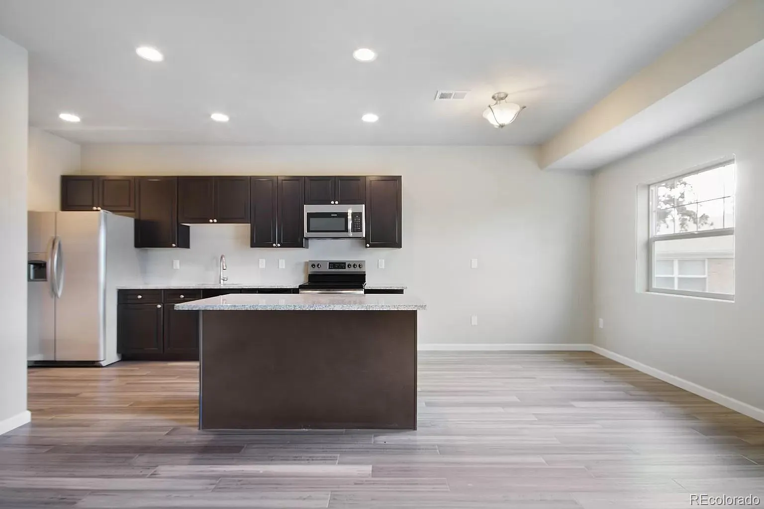 3 bed, 2.5 bath, 1369 sqft, $2,285 — Photo 2