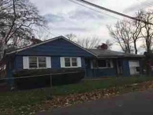 18 Woodlawn Ave, Central Islip, NY 11722