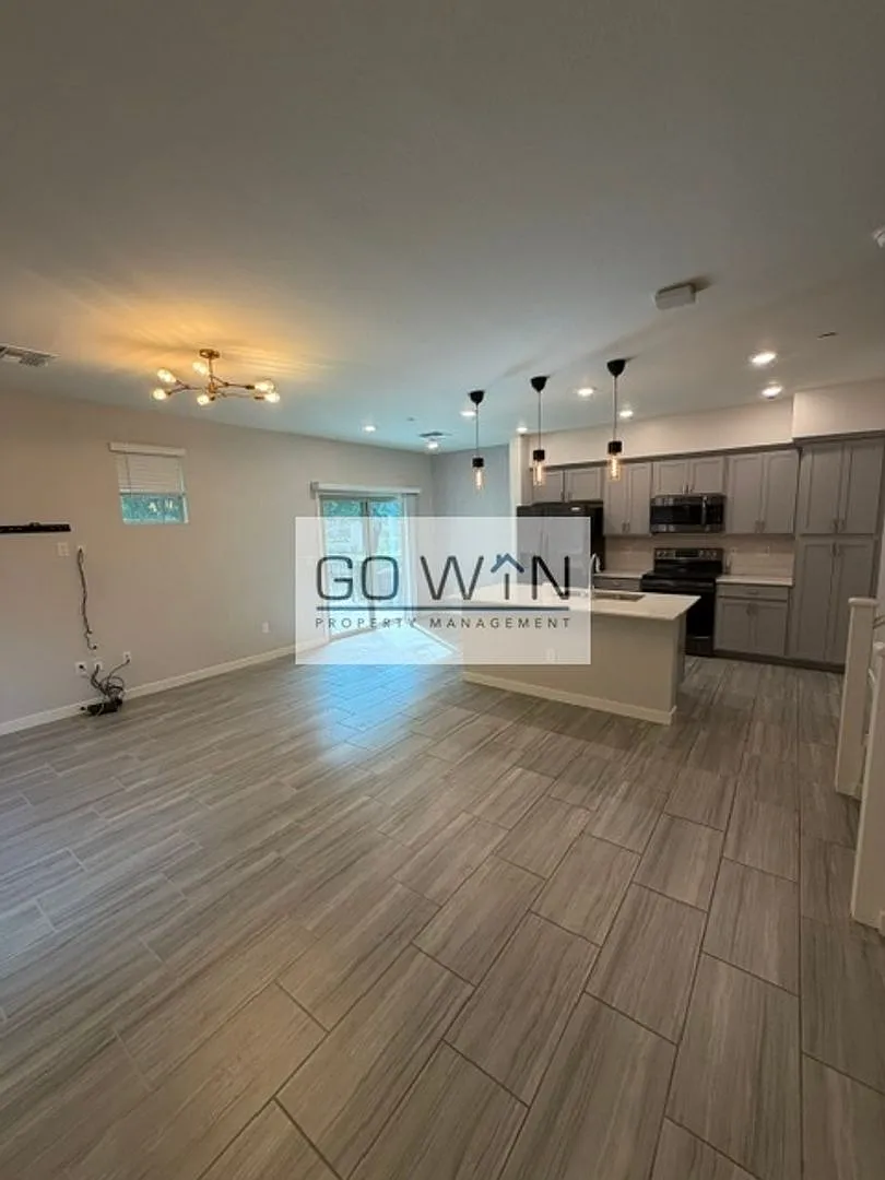 3 Bedrooms/ 2.5 Bathroom — Photo 4