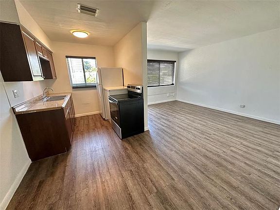 3rd image of 300 SE 9th Ct APT 2