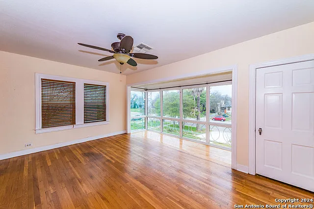 2218 W Mistletoe Ave — Photo 4