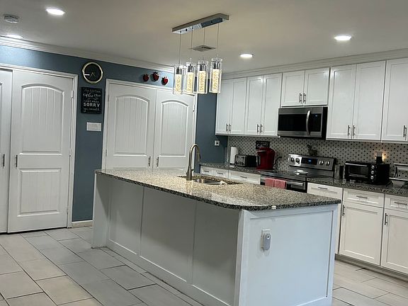 5th image of 2625 Cartwright St