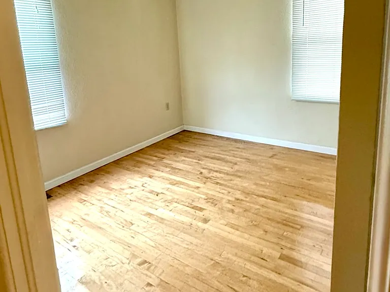 1405 Worden Ave — Photo 6