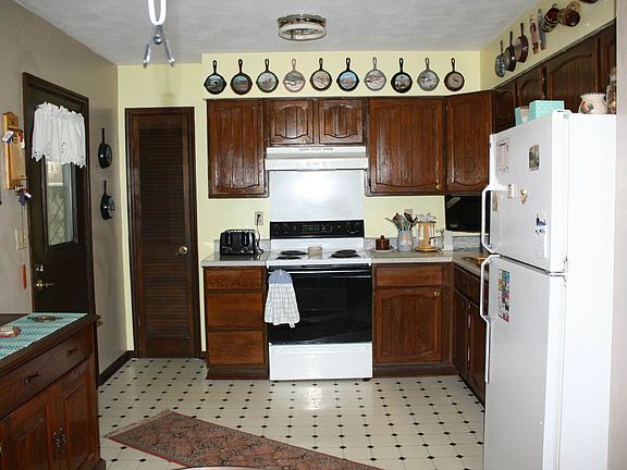 4th image of 701 W Warmouth St